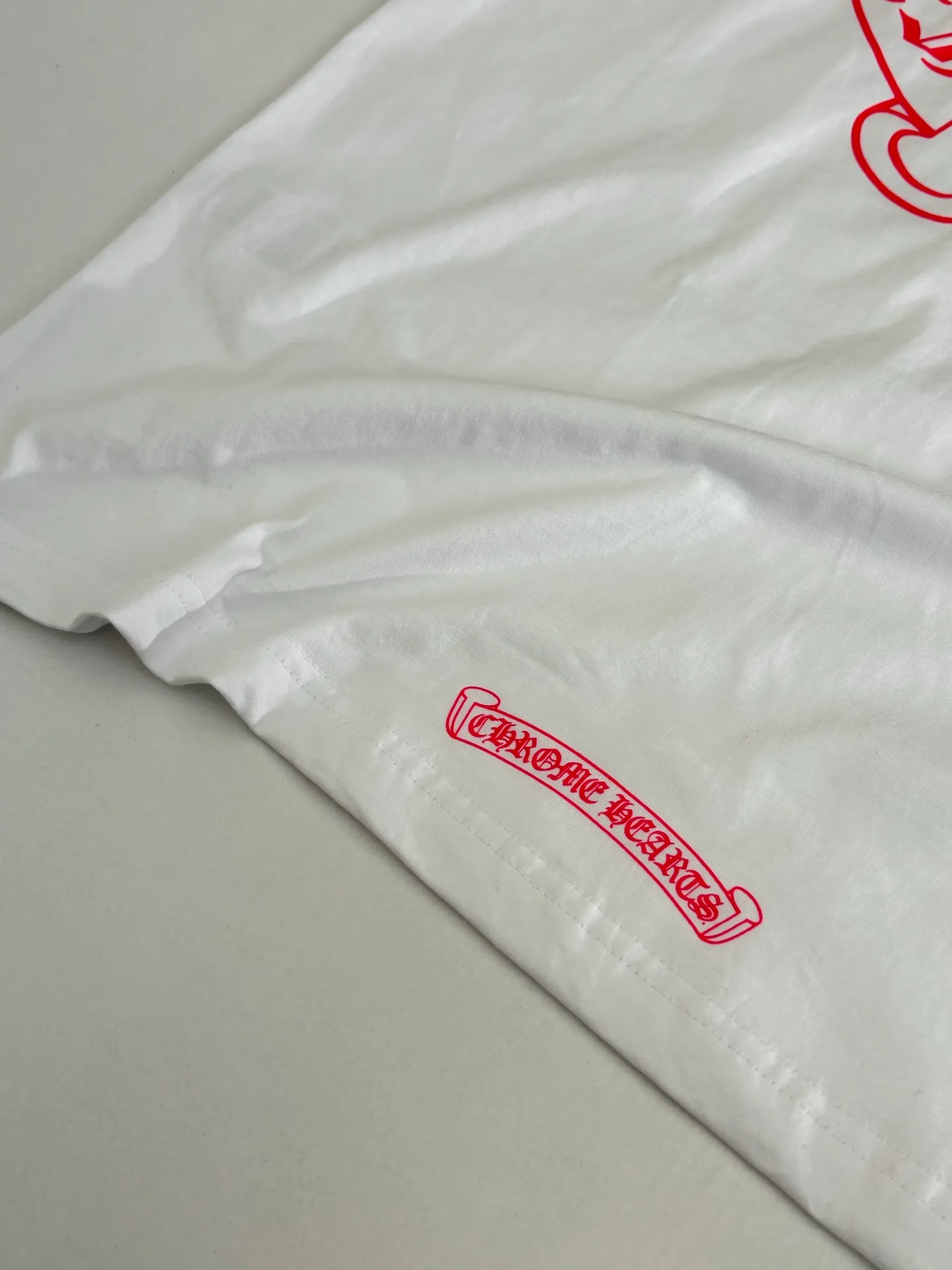 P226 Chrome Heart*/Chrome Heart Horseshoe print pocket printed short-sleeved T-shirt Made of the same heavy-weight pure cotton material as the original, high-count yarn is light, thin and breathable. Imported ink three-dimensional printing, skin-friendly and breathable. And through anti-shrinkage treatment, it will not be easily deformed after long-term wear. The imported ink has passed Oeko-Tex Standard 100 environmental protection certification. The color fastness reaches level 4-5, and there is no obvious fading after 50 times of washing. Strictly proofread the color management system of digital printing. Custom woven and dyed, no color difference from the original version Size: S/M/L